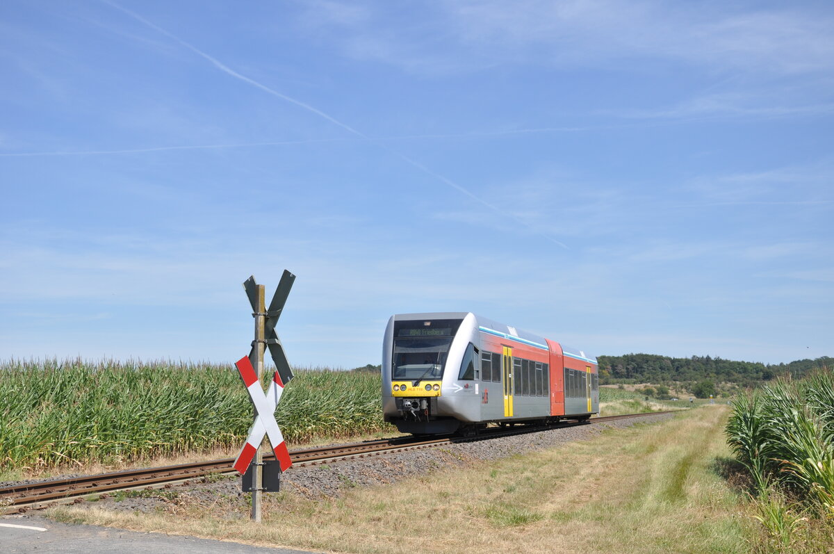 646 419 ist am 30. Juli 2020 mit seiner RB 48 nach Friedberg(Hess) unterwegs und passiert dabei einen unbeschränkten Bahnübergang zwischen Häusherhof und Echzell.
Nur noch bis Dezember 2022 kommen Züge der Baureihe 646 auf der RB 48 zum Einsatz, zum Fahrplanwechsel übernehmen fabrikneue Züge des Typs 1648. 
