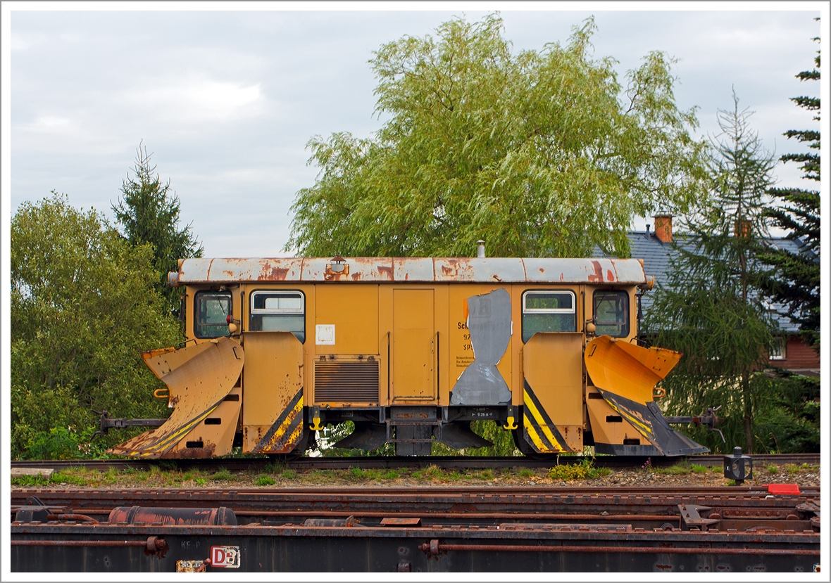 750mm - Schmalspur - Schneepflug 97-09-40  SPS 036 der Fichtelbergbahn (SDG S�chsische Dampfeisenbahngesellschaft mbH), ex DB 97-09-40, ex DR 97-09-40, abgestellt am 26.08.2013 beim Bahnhof Cranzahl.

Diese Serie von zweiachsigen nicht selbstfahrenden Schneepfl�gen (Neubauschneepflug) der Bauart 805 endstanden 1988/89 im Raw Meiningen eine welche f�r alle Schmalspurbahnen geeignet waren und nur die Spurweite ver�ndert werden brauchte. Die Hauptpflugschare k�nnen zwischen 40 mm und 130 mm �ber Schienenoberkante angehoben werden. Au�erdem sind zwei kleinere Pflugschare unter dem Wagenboden vorhanden, welche auch zwischen den Schienen r�umen k�nnen

Technische Daten:
Bauart:  805
Hersteller:  RAW Meiningen
Baujahr:  1989
Spurweite: 750 mm 
Achsanzahl: 2
Achsabstand: 4.000 mm
L�nge �ber Kupplung:  9.350 mm
Eigengewicht:  ?
H�chstgeschwindigkeit.:  30 km/h
Kupplungstyp: Scharfenbergkupplung
Achsanzahl: 2
Achsabstand: 4.000 mm
