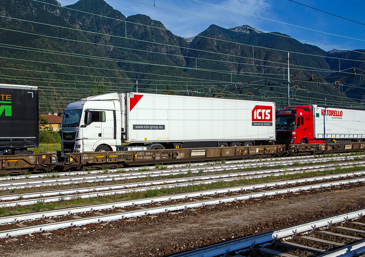 8-achsiger Niederflurwagen �Rollende Landstra�e� der Gattung Saadkms (1. Serie), 84 85 4986 681-4 CH-RALP der RAlpin AG, am 02.08.2019 im Zugverband in Domodossola, in Richtung Simplon fahrend.

Diese Version der Wagen erm�glicht eine Zuladung von 42 t (statt 44 t). Gegen�ber der letztentwickelten Version haben die Drehgestelle kleinere Laufraddurchmesser (360 gegen�ber 380 mm) und auch kleinere Radsatzlager (Kegelrollenlagereinheiten) TAROL 90/154.572103.- (� 90x154x115 mm) gegen�ber TAROL100/175.578693.- (� 100x175x120 mm). 

TECHNISCHE DATEN:
Hersteller: Talbot, Aachen
Spurweite: 1.435 mm
Anzahl der Achsen: 8 (in 2 Drehgestellen)
L�nge �ber Puffer: 18.890 mm (mit Kopfst�ck) / 18.490 mm (ohne Kopfst�ck)
Drehzapfenabstand: 13.500 mm
Achsabstand in den Drehgestellen: 750 / 700 / 750 mm
Laufkreisdurchmesser: 360 (neu) / 335 mm (abgenutzt)
Radsatzlager: TAROL 90/154 (Kegelrollenlagereinheiten)
Ladel�nge: 18.600 mm (mit Kopfst�ck) / 19.000 mm (ohne Kopfst�ck)
Eigengewicht: 17.200 kg
Max. Zuladung: (S) 42,0 t ab Streckenklasse A
Zul. Geschwindigkeit: 100 km/h
Kleinster bef. Gleisbogenradius: R 150 m (R 80 m als Einzel Wagen)
Bauart der Bremse: Freno O-GP-A (D), Max. 51 t
Drehgestell-Bauart: gummigefedert BA 690 (Talbot RoLa)