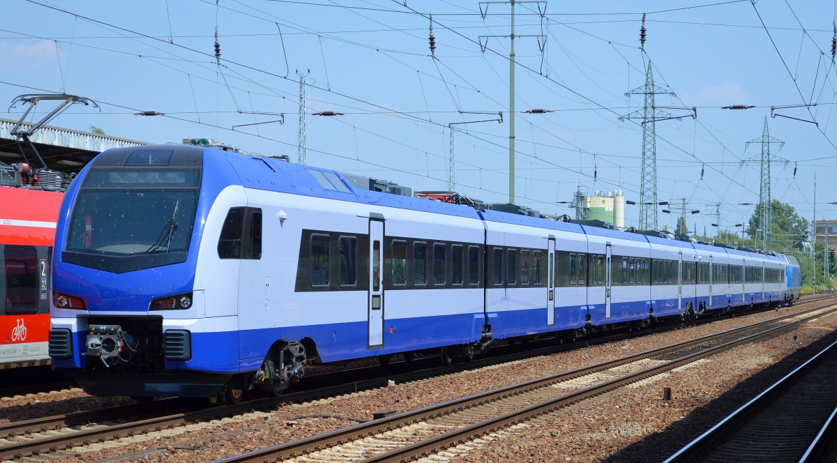 8-teiliger FLIRT3-Triebzug mit hochwertigem Interieur von Stadler für Polen PKP Intercity gezogen von EGP 221 136-5 als Überführungsfahrt am 04.08.15 Bhf. Flughafen Berlin-Schönefeld.