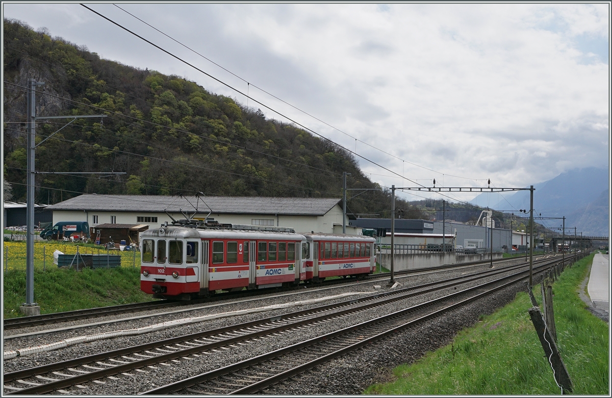 Ab dem 25. April 2016 wird die AOMC f�r einen freiz�gigeren Fahrzeugaustauch den �brigen TPC Strecken (AL/ASD) angeglichen, und somit sind die Eins�tze des ex Birsigtal BDe 4/4 wohl schon Vergangheit. Hier verl�sst der BDe 4/4 N� 102 mit seinem Steuerwagen als Regionalzug 144 den Halt Aigle H�pital.
7. April 2016