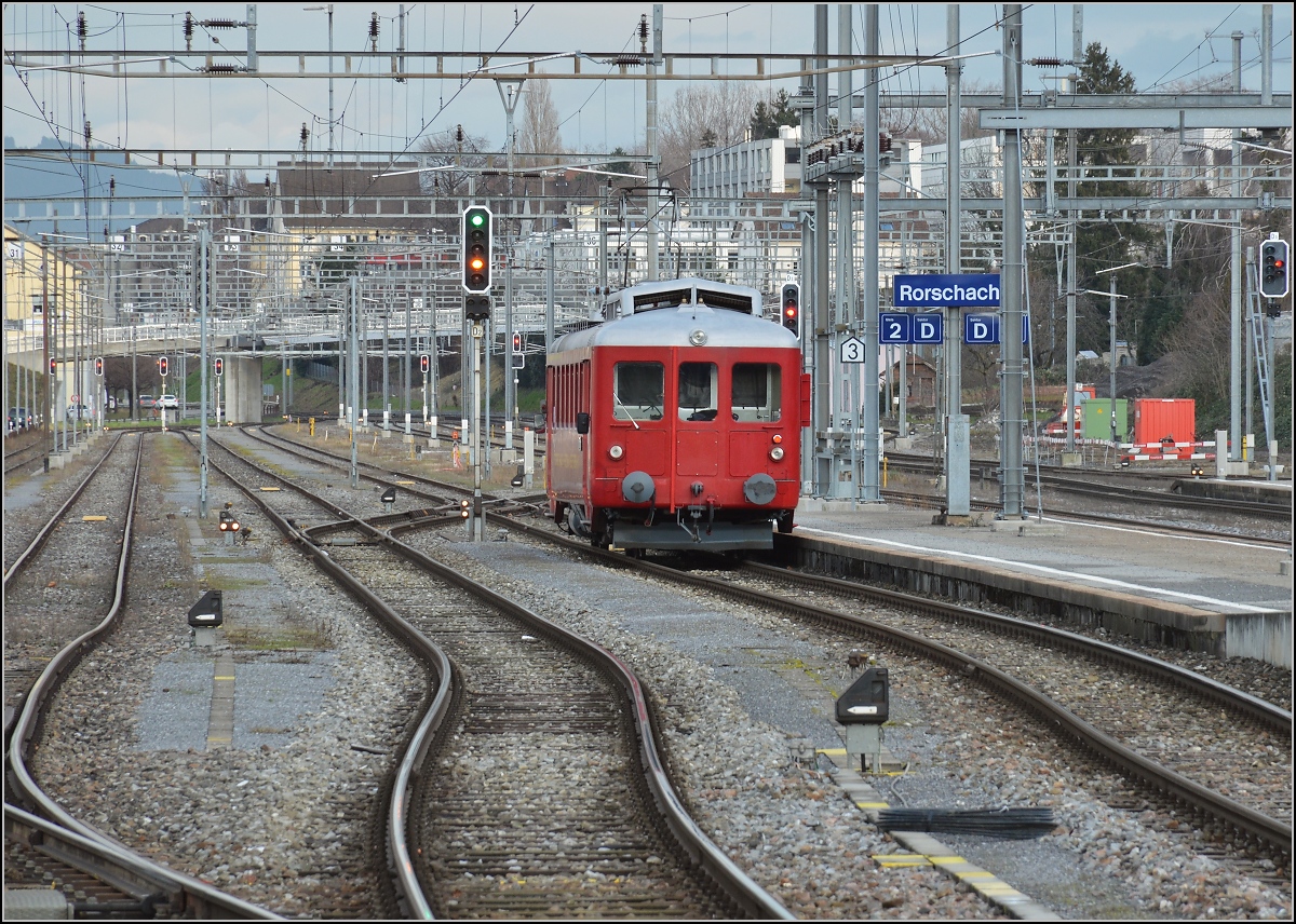 ABDeh 2/4 24 ist der jüngere nachgebaute Triebwagen der RHB aus dem Jahr 1967 im Design der 40er Jahre. Er hat im Januar 2020 wieder einen Einsatz, hier bei der Ausfahrt aus dem Bahnhof Rorschach Richtung Heiden.