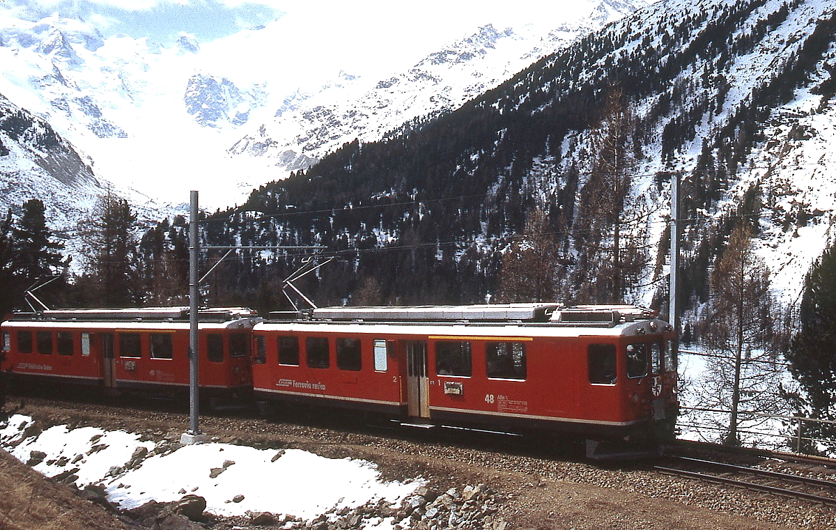 ABe 4/4 II 48 und ein weiterer ABe 4/4 II am bekannten Fotostandpunkt mit Blick auf den Morteratschgletscher. Etwas f�r Fr�haufsteher, denn obwohl es erst ca. 09.30 Uhr war, stand die Sonne an diesem Apriltag 1996 nicht mehr optimal.