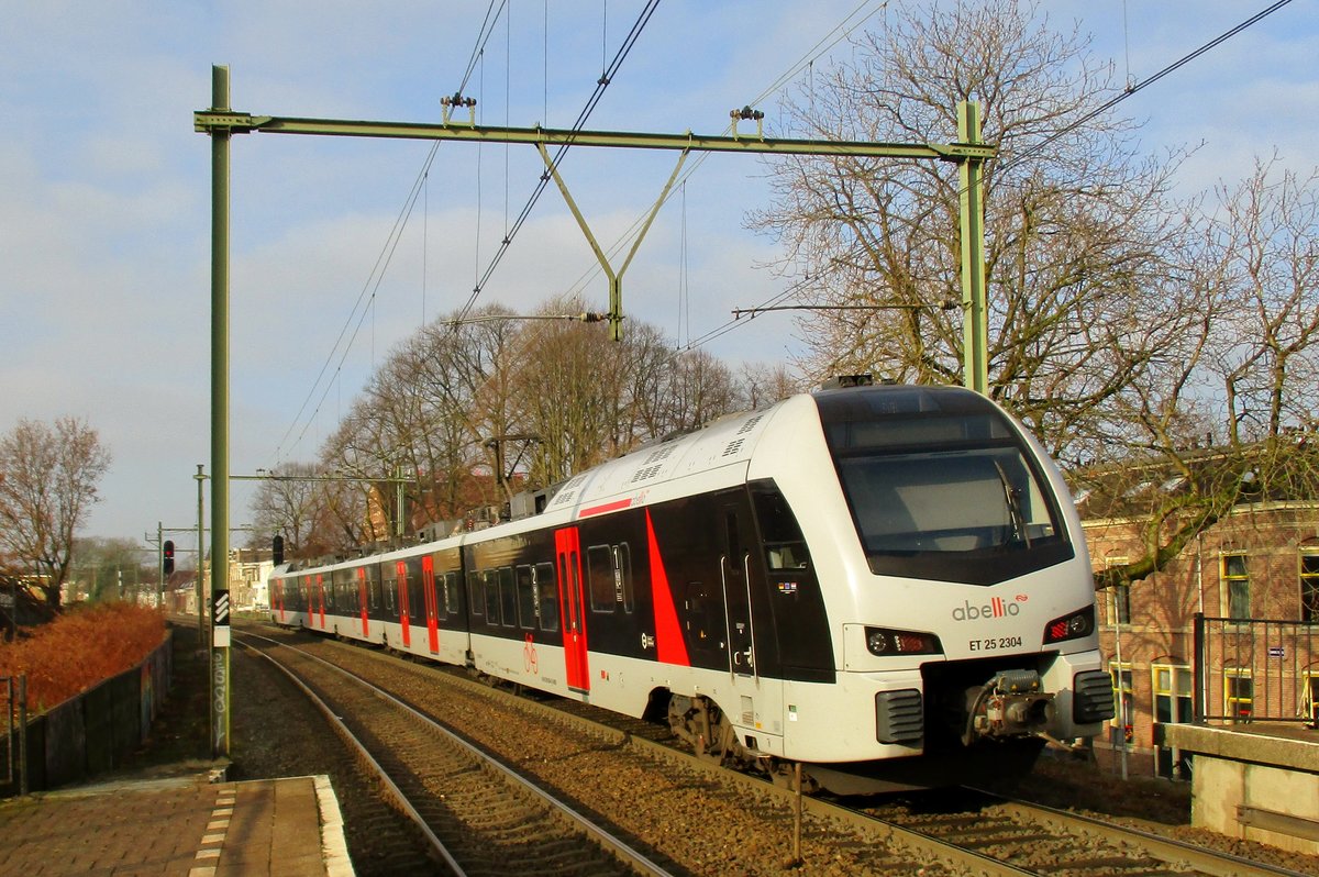 Abellio ET25 2304 verl�sst Arnhem-Velperpoort am 1 Dezember 2017.