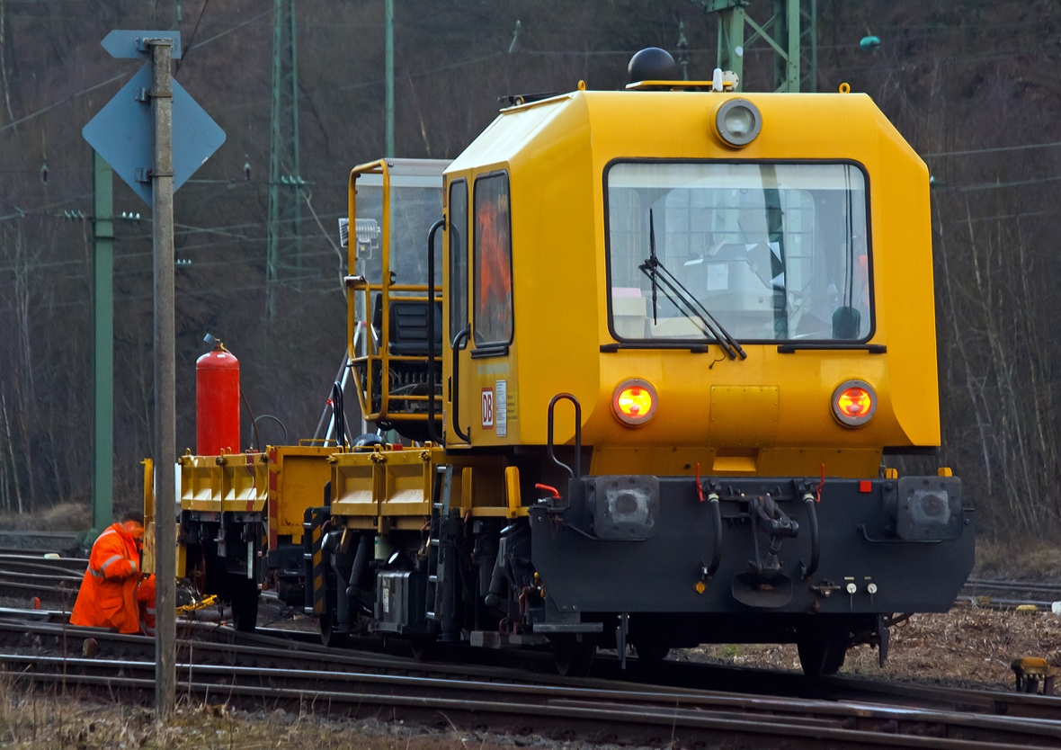 Abends in Betzdorf...

Ein GAF 100 R/A (Schweres Nebenfahrzeug  97 17 52 005 18-3) mit einem Gleiskraftwagenanh�nger Kla 01 der DB Netz AG, am 26.03.2013 in Betzdorf (Sieg), beim Arbeitseinsatz.

Das Gleisarbeitsfahrzeuge  GAF 100 R/A ist ein Nebenfahrzeug das von der Firma GBM Gleisbaumechanik Brandenburg/H. GmbH gebaut wurde. Mit ihm k�nnen Personen (zur Mitfahrt sind 6 Personen zugelassen), Material und Ausr�stungen bef�rdert werden k�nnen.  Zudem hat es einen Palfinger 9001A Kran.

Der Antrieb des zweiachsigen Fahrzeuges erfolgt von einem 6 Zylinder, wassergek�hlten MAM D 0826 LOH 07 Dieselmotor mit 169 kW (230 PS) Leistung �ber Lastschaltwendegetriebe auf die Radsatzgetriebe. 

Weitere Technische Daten:
Achsfolge: B
L�nge �ber Puffer: 8.080 mm
H�chstgeschwindigkeit: 100 km/h
Eigengewicht: 17 t

