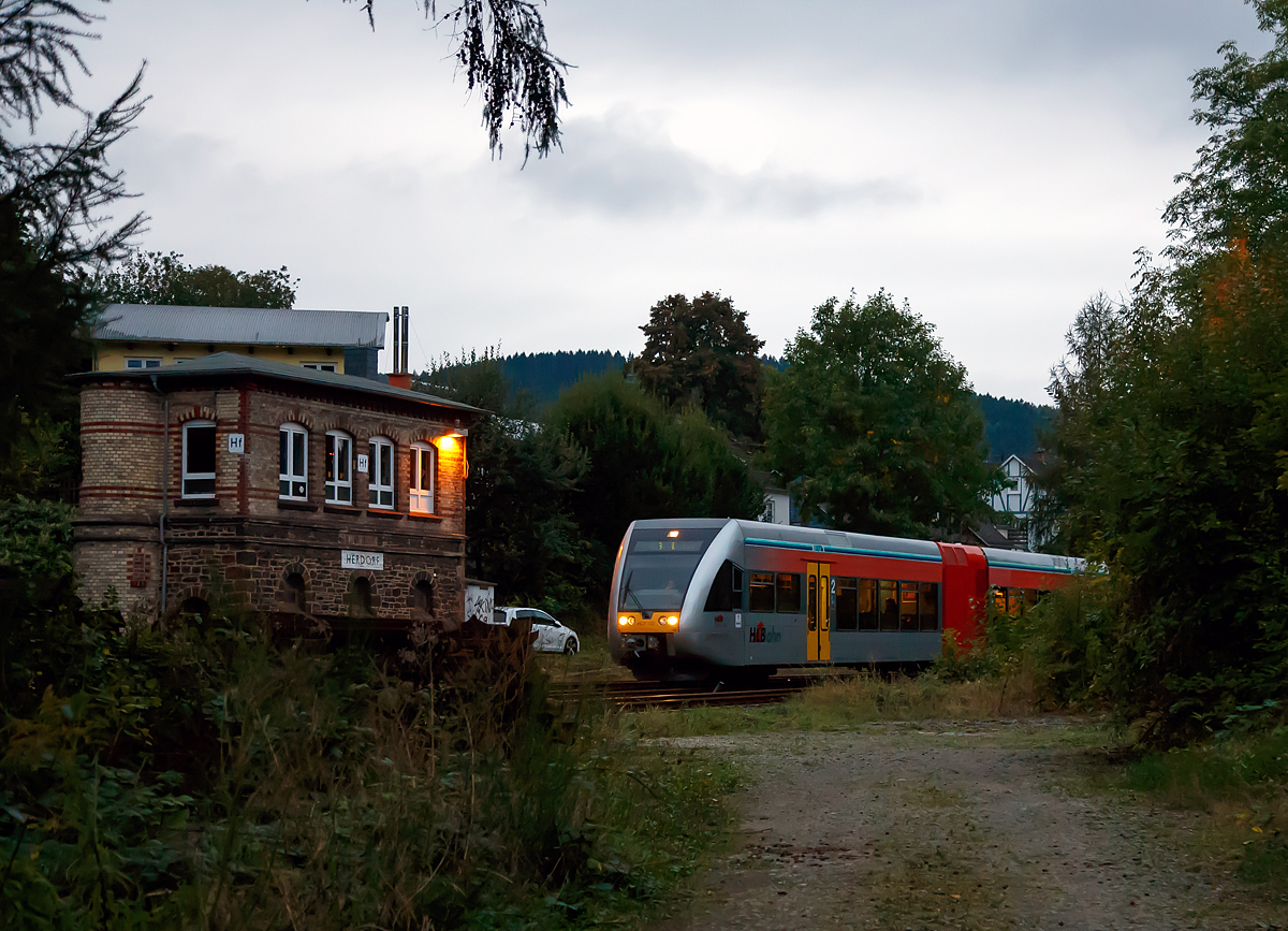 
Abendstimmung im Hellertal...

Der Stadler GTW 2/6 HLB 122 bzw. VT 526 122 der HLB (Hessische Landesbahn GmbH) erreicht am 06.10.2016 (18:48) pünklich, als RB 96  Hellertalbahn ,  den Bahnhof Herdorf. Hier passiert er gerade das Stellerk Herdorf Fahrdienstleiter (Hf).