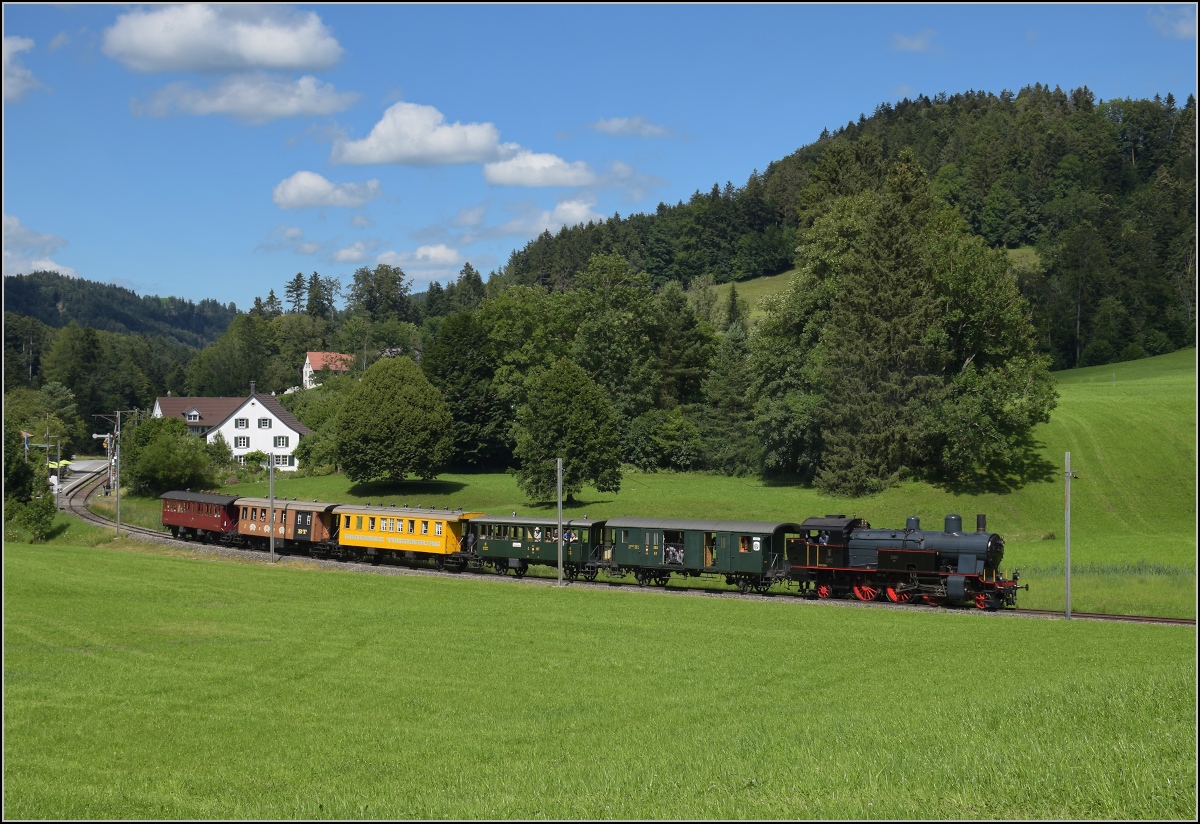 Abfahrt der Eb 3/5 9 der Bodensee-Toggenburg-Bahn mit ihrem wunderbaren Personenzug von Neuthal. Juli 2020.