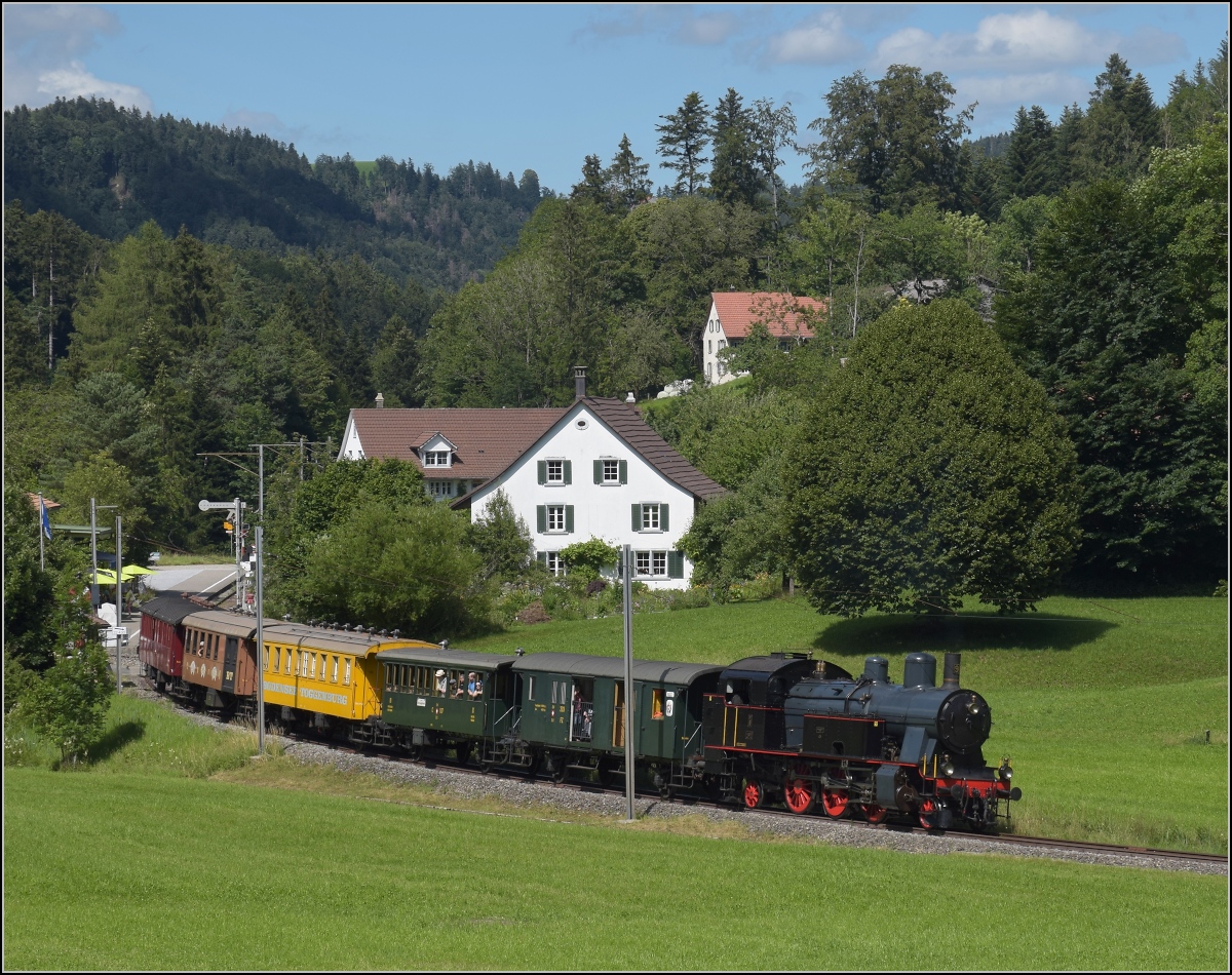 Abfahrt der Eb 3/5 9 der Bodensee-Toggenburg-Bahn mit ihrem wunderbaren Personenzug von Neuthal. Juli 2020.