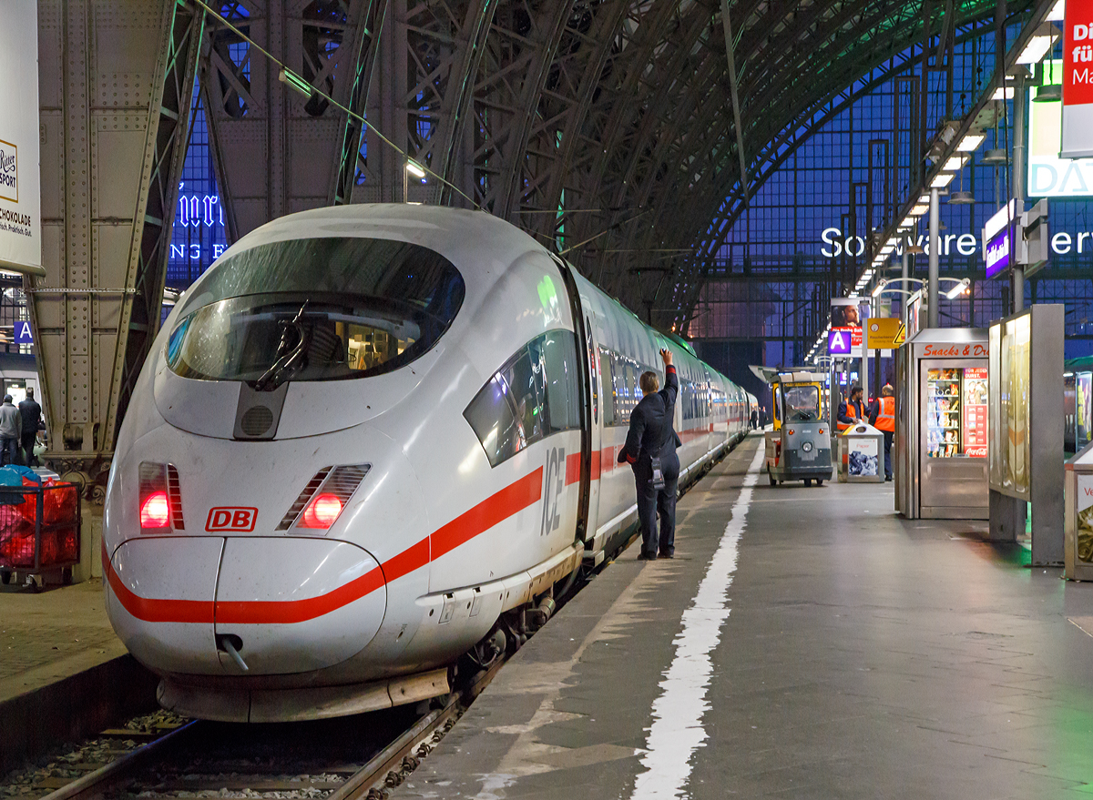 
Abfahrtbereit......
Der ICE 3 - Tz 310   Wolfsburg  (403 010-2) ist als ICE 1223 am Morgen des 05.10.2015 im Hbf Frankfurt am Main zur Abfahrt nach München bereit. 

Interessant ist der Zugverlauf (Streckenverlauf) des ICE 1223: 
Darmstadt Hbf  (6:37 Uhr ab)
Frankfurt(Main)Hbf  (07:02  Uhr ab)  
Frankfurt(M) Flughafen Fernbahnhof
Limburg Süd  
Montabaur   
Siegburg/Bonn  
Köln Messe/Deutz 
Dortmund Hbf  
Hamm(Westf)  
Soest  
Lippstadt 
Paderborn Hbf  
Altenbeken  
Warburg(Westf)  
Kassel-Wilhelmshöhe  
Fulda  
Würzburg Hbf  
Nürnberg Hbf  
München Hbf (15:09 Uhr Ankunft)

Wer sich etwas in der deutschen Geografie auskennt, der stellt fest dass der ICE erst gewaltig in die entgegengesetzte Richtung fährt. Wer 8 Minuten früher mit dem ICE 523 von Frankfurt losfährt, der ist 5 Stunden (um 10:05 Uhr) früher in München. Der nächste ICE fährt um 7:54 Uhr und ist um 11:05 Uhr in München. Selbst mit Nahverkehrszügen (RE) ist man 2 Stunden schneller in München.