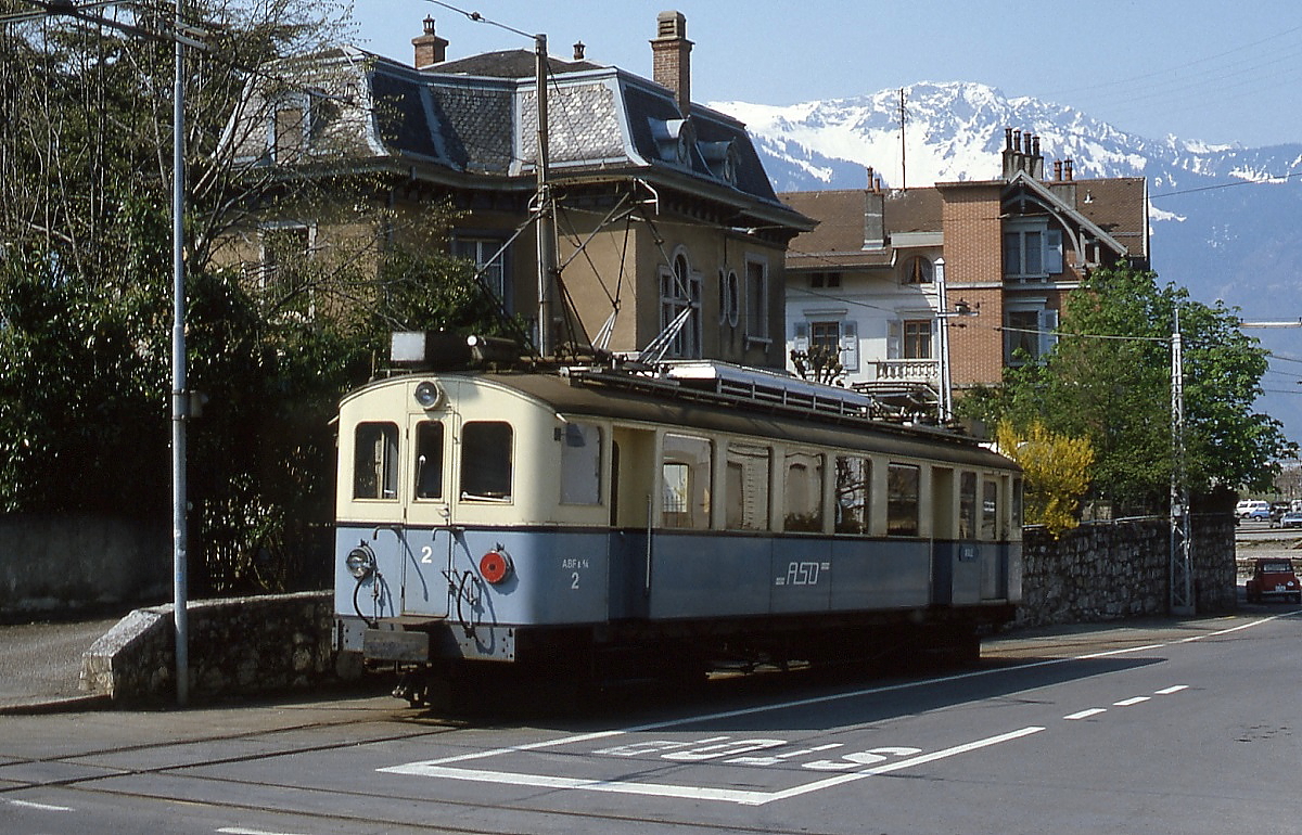 ABFe 4/4 2 der ASD im Mai 1980 kurz vor der Endstation auf dem Bahnhofsvorplatz in Aigle. Im Vordergrund ist die Kreuzung mit der AOMC sichtbar.