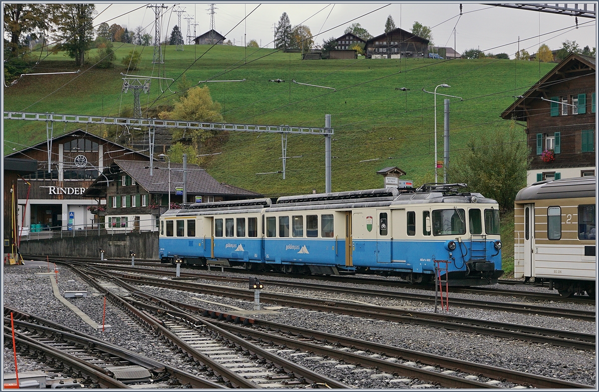 Abgebügelt und wohl auf Abruf bereit stehen die beiden MOB ABDe 8/8 4001 (SUISSE) und 4002 (VAUD) in Zweisimmen.

10. Okt. 2019