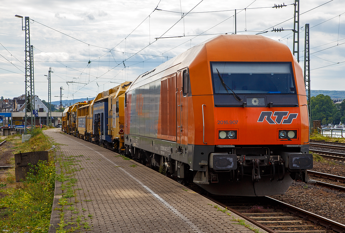 
Abgestellt am 02.09.2020 im Bf. Koblenz-Ehrenbreitstein:
Die „Hercules“ 2016 907 (92 81 2016 907-5 A-RTS) der RTS Rail Transport Service GmbH, Graz (eine 100%ige Tochter der Swietelsky Baugesellschaft m.b.H), mit der Plasser & Theurer  Universalstopfmaschine UNIMAT 09-32/4S Dynamic, Schweres Nebenfahrzeug Nr. A-SWIE 99 81 9123 002-3 und der Plasser & Theurer  Schotterbewirtschaftungssystem BDS 2000-4 (eine Schotterverteilmaschine), Schweres Nebenfahrzeug Nr. D-SWIE 99 80 9125 002-2 beide von der Swietelsky AG - Zweigniederlassung Bahnbau.
