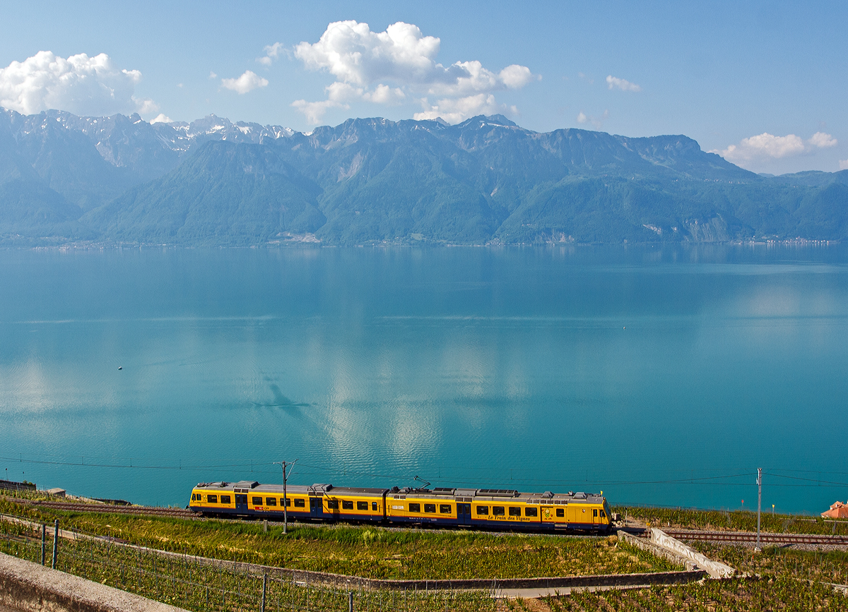 
Abschied von diesem Zug wohl in dieser Farbgebung zum letzten Mal zusehen war. Am 28.05.2012 verkehrte der  Train des Vignes  (S31 -  Puidoux-Chexbres nach Vevey) wohl zum letzten Mal in dieser Zugskomposition  (SBB RBDe 560 131-5 mit Steuerwagen Bt 50 85 29-35 931-9) und Farbgebung. In der Nähe von Chexbres macht er seinem Namen alle Ehre in den Weinbergen des Lavaux hoch über dem Genfersee, hier fährt er Richtung Vevey.