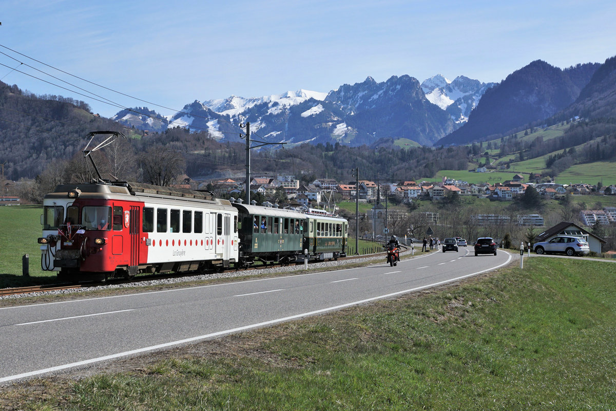 ABSCHIED VON DER SCHMALSPURSTRECKE BULLE - BROC FABRIQUE. Transports publics fribourgeois (TPF) Zum Abschied von der Schmalspur-Strecke zwischen Bulle und Broc-Fabrique wurden die fahrplanmässigen Fahrten vom 27. und 28. März 2021 ohne Aufpreis mit Nostalgiezügen von GFM Historique geführt. Der historische Zug bestand aus Be 4/4 131 + BC Ce 811, ehemals Brünig + BDe 4/4 141. 
Zwischen La Tour-de-Trême Parqueterie und Les Marches am 28. März 2021.
Foto: Walter Ruetsch