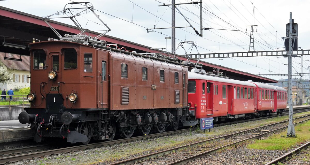 Ae 3/6 lll 10264 (SBB), ABDe 2/4 102 (RVT).
RVT - Historique:
Visite de la brasserie Feldschlösschen à Rheinfelden.
Sonderzug mit Ae 3/6 lll 10264, ABDe 2/4 102 und SR 5937, ehemals OC/SBB, nach der Ankunft von Fleurier in Rheinfelden am 22. April 2023.
Das ganz Besondere an dieser Aufnahme ist, dass sie in freundschaftlicher Zusammenarbeit mit Olli geknipst wurde.
Foto: Walter Ruetsch