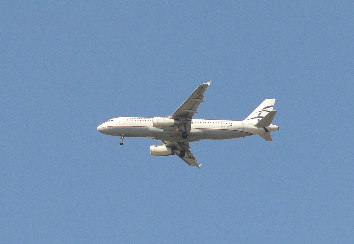 Aegean Airlines mit Airbus A320-232 (SX-DVN) beim Landeanflug Flughafen Berlin-Tegel am 23.04.15 über Berlin-Pankow.
