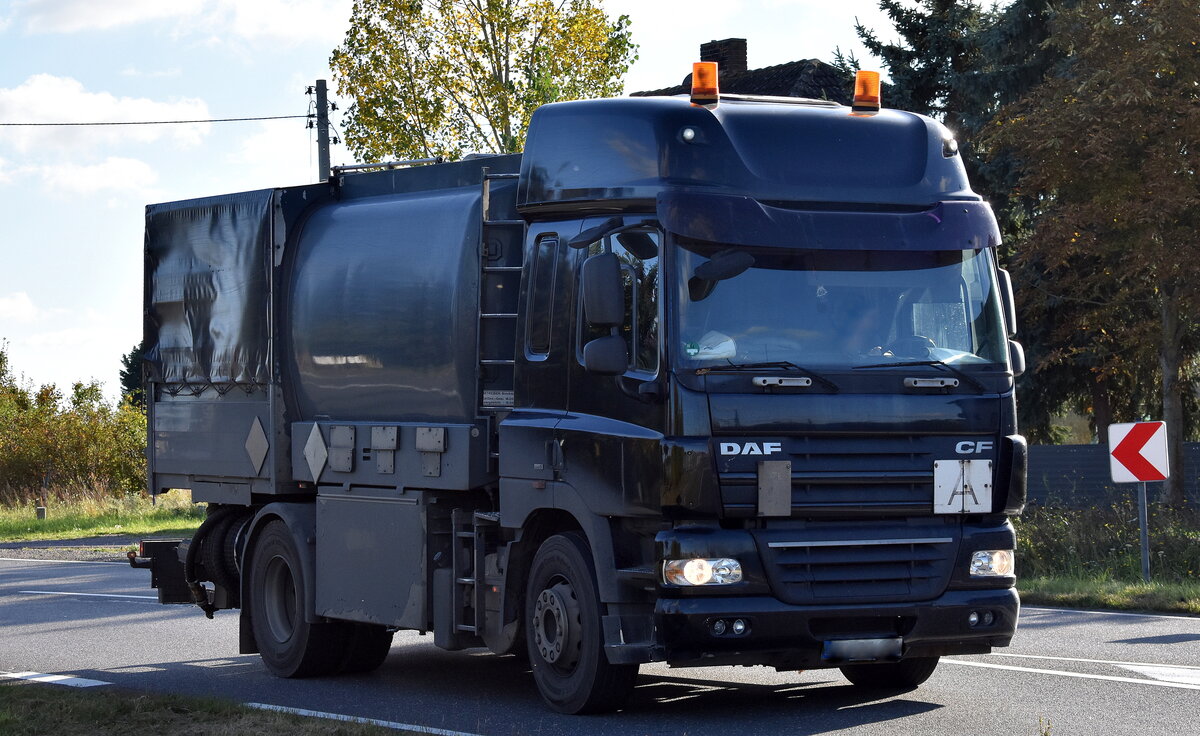 Älterer DAF CF LKW mit Sonderaufbauten, eine Art Entsorgungstank (Altöl oder sowas??? am 13.10.25 Höhe Bahnübergang Rodleben.
