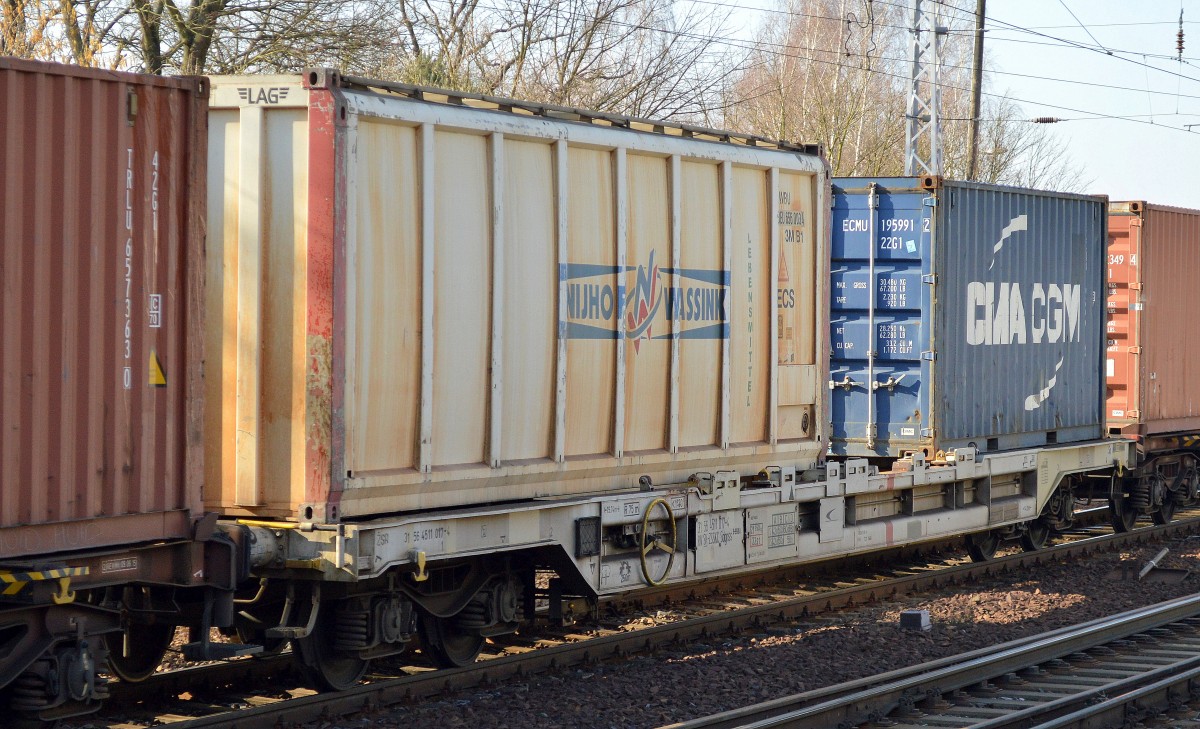 Älterer slowakischer Containertragwagen mit der Nr. 31 RIV 56 SK-ZSSKC 4511 017-4 Sdgnss 9-559.0 am 17.02.16 Berlin-Hohenschönhausen.