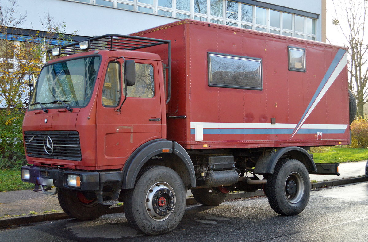 Älteres geländegängiges MB Trekking-Safari-Wohn? Fahrzeug (Sonderaufbau) am 20.11.17 Berlin-Pankow.