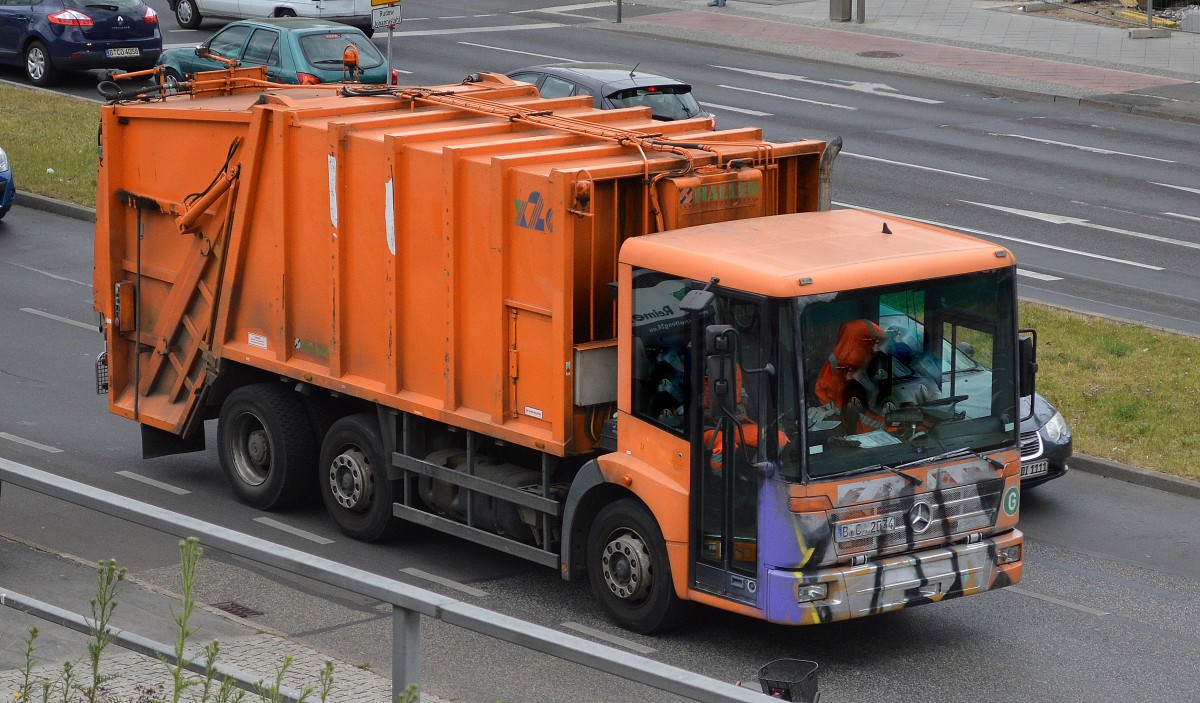 Älteres MB ECONIC Müllentsorgungsfahrzeug (nicht BSR) am 26.05.15 Berlin-Adlershof.