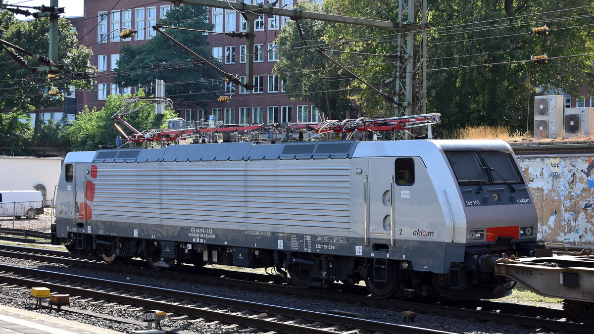 Akiem Leasinglok   189 153  [NVR-Nummer: 91 80 6189 153-0 D-AKIEM], aktueller Leasingnehmer? und einem Containerzug verl�sst den Hamburger Hafen am 27.08.26 H�he Bahnhof Hamburg-Harburg.