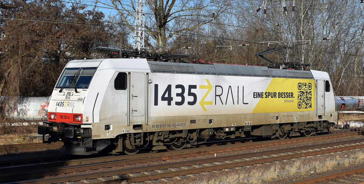 AKIEM Lok  185 581-6  [NVR-Nummer: 91 80 6185 581-6 D-AKIEM], aktueller Leasingnehmer unbekannt am 02.03.26 Höhe S-Bahnhof Berlin Springpfuhl.
