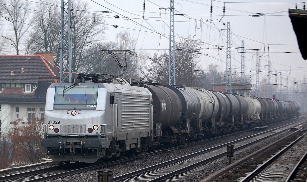 Akiem Mietlok 37029 von CTL mit Kesselwagenzug Richtung Schwedt, 17.01.14 Berlin-Karow.