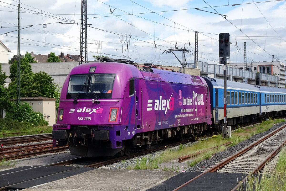 ALEXA 183 005 treft mit der Zapadný-Express nach Praha hl.n. am 27 Mai 2022 in Regensburg Hbf ein.