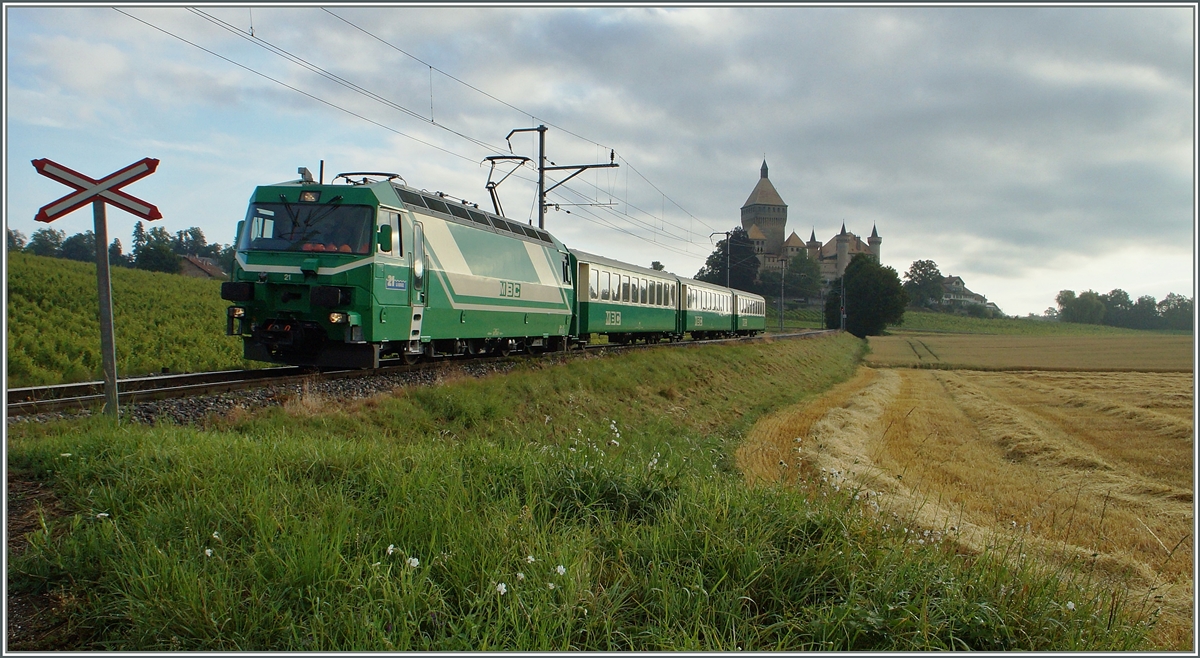 Alle BAM (Pendel)-Züge zwischen Bière und Morges sind dank den neuen, optisch nicht passenden, Stadler-Zwischenwagen Rollstuhlgängig, bis auf den Regionalzug 105, wie der Fahrplan es wissen lässt. 
Der Grund ist hier zu sehen: der Regionalzug 105 wird mit Lok und Komposition geführt. 
Bei Vufflens le Château, den 3. Juli 2014