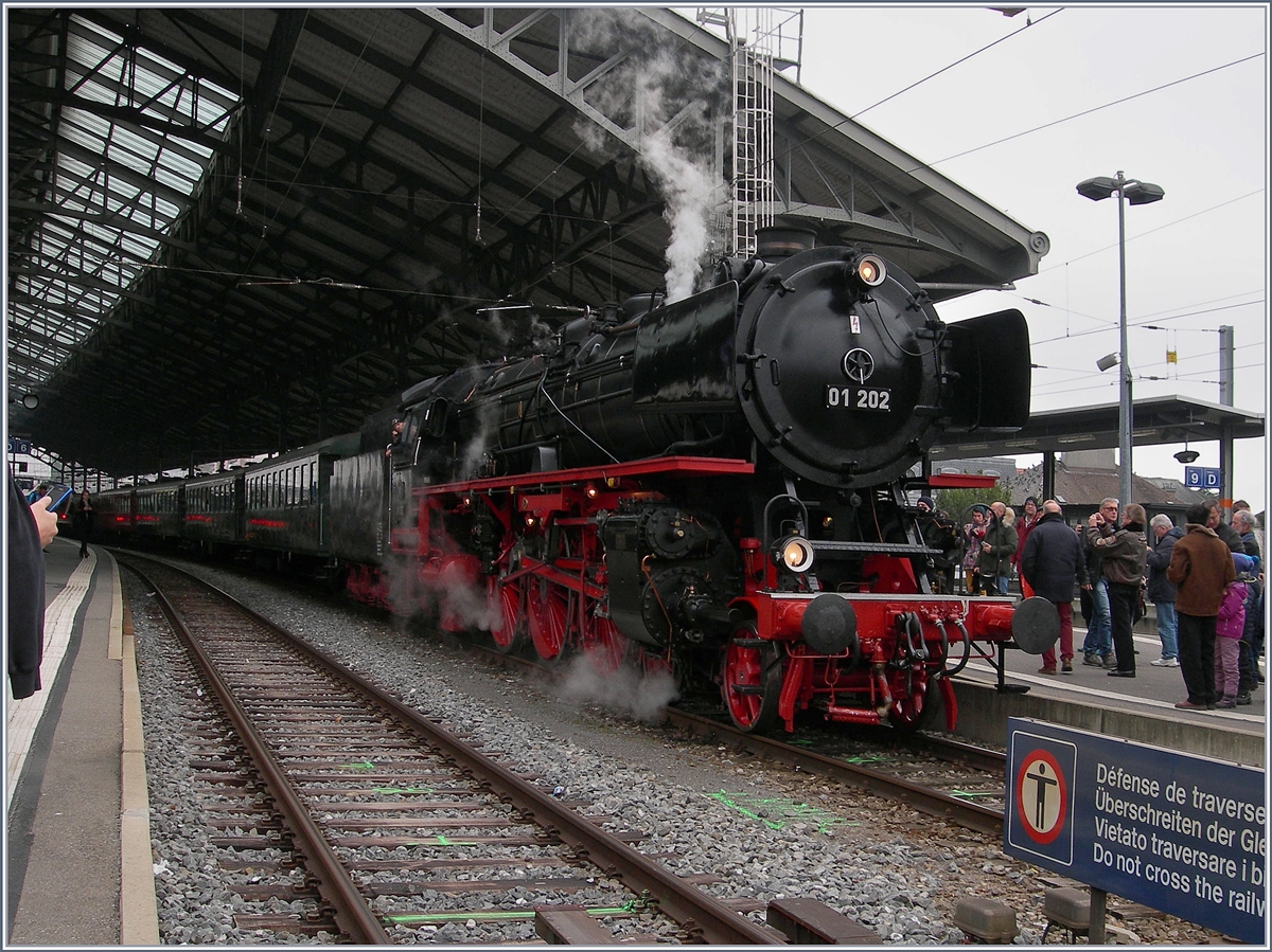Alle Jahre wieder - und doch wurde ich davon überrascht - verkehrt ein Dampfzug zum Weihnachtsmarkt von Montreux. Dank der Hilfsbereitschaft lieber Arbeitskollegen konnte ich in Lausanne doch kurz den Zug auf mich wirken lassen. Es war aber nicht ganz einfach die prächtige 01 202 in Bild zu bekommen, stieß ihr Erscheinen doch auf regen Zulauf und dort wo niemand stand, störte wie üblich das unübersehbare Verbotsschild  Gleise überschreiten verboten . Doch das Beste gab es am Schluss...
10. Dez. 2016