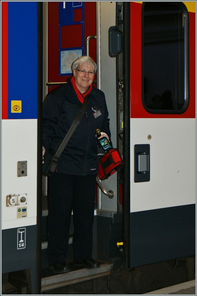 Alle Türen sind geschlossen, die Zugchefin schließt die letzte Türe, danach erhält der Lokführer den Abfahrtsbefehl via SMS und der Zug fährt ab.
(Der Einsatz des Blitzes wurde vorgängig mit den betreffenden Personal abgeklärt und bewilligt). Aigle, den 25. Jan. 2014