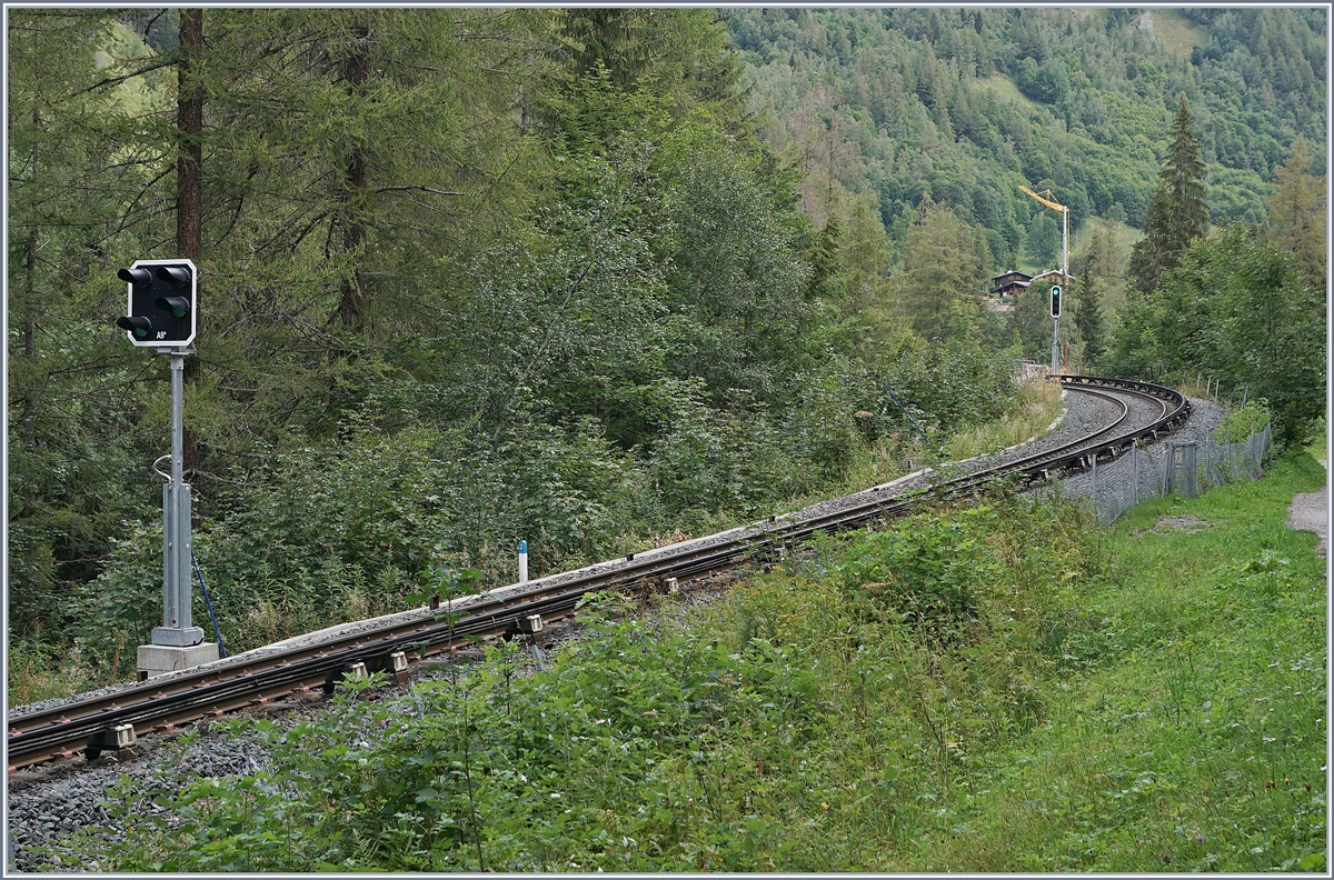 Alpen-Métro (Martigny) - Vallorcine - Chamonix - St-Gervais ist neuerdings mit  Schweizer -Signalen ausgestattet, dies obwohl sie von der SNCF betrieben wird und es z.Z keine durchgehenden Züge Martigny - Vallorcine - St-Gervais gibt. Das Bild das Einfahrvorsignal und das Einfahrsignal von Montroc Le Planet (Seite Chamonix) in der Stellung Freie Fahrt  erwartet bzw. Freie Einfahrt. 

25. August 2020
