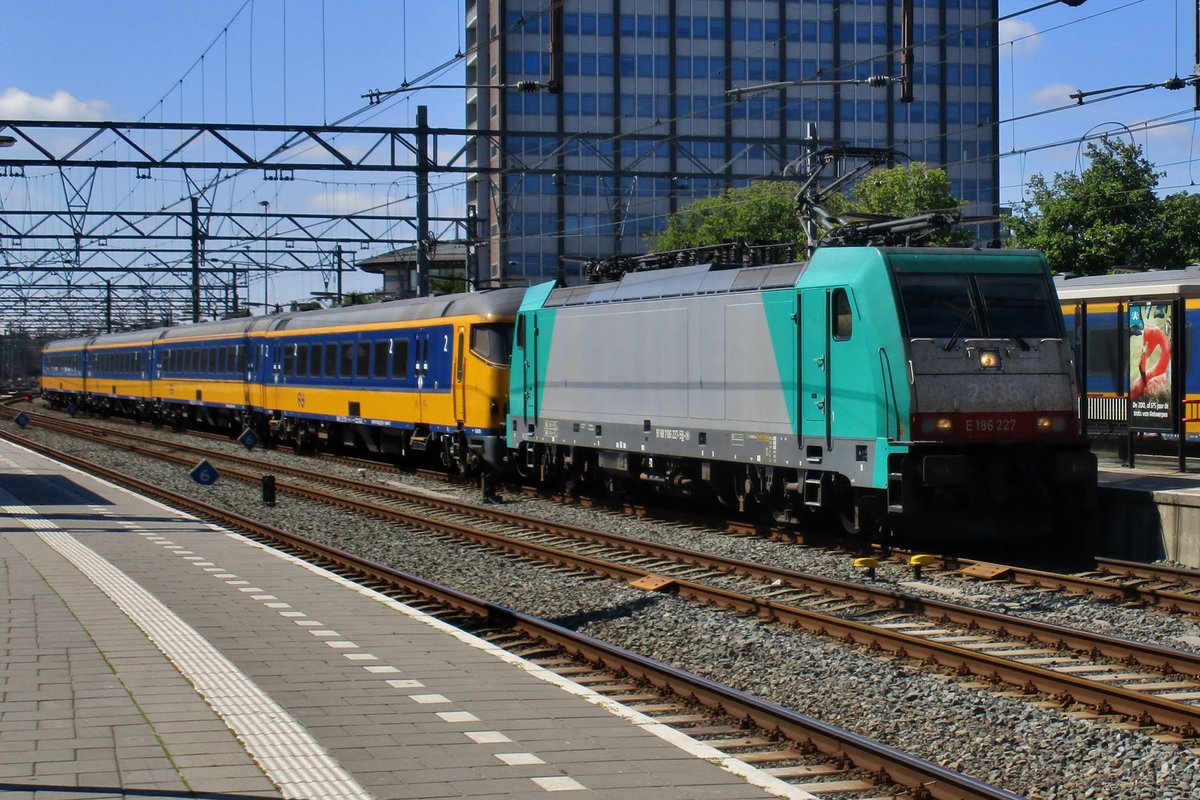 Alpha 186 227 treft am 5 Juli 2018 in Amsterdam Centraal ein. Sie war einst B-Cargo 2835 und die PLatze dessen Aufkleber sind noch immer klar. 