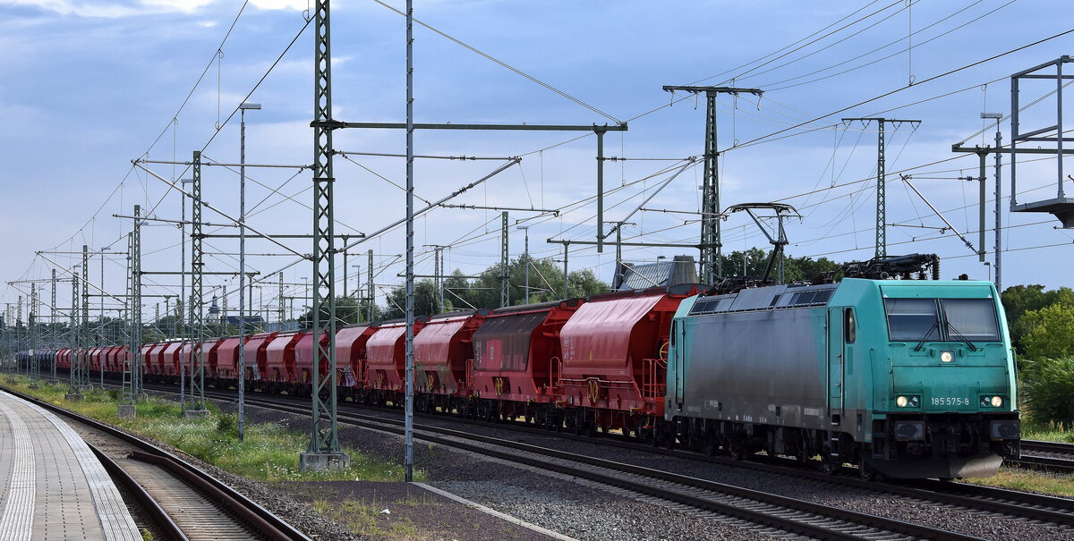 Alpha Trains Lok  185 575-8  [NVR-Nummer: 91 80 6185 575-8 D-ATLU], aktueller Leasingnehmer? mit einem Kalizug (leer) am Haltesignal Höhe Bahnhof Magdeburg Hbf. am 01.08.25