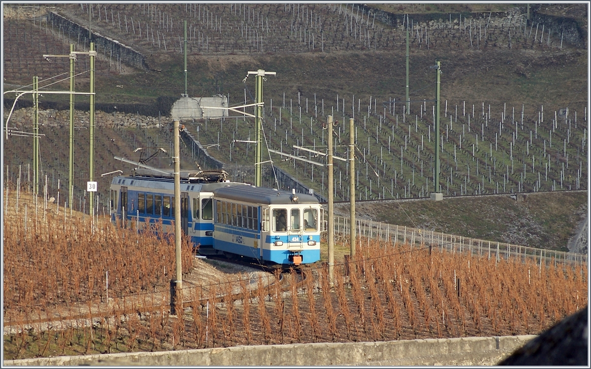 Als die ASD noch Blau war... Durch die Weinberge kurvend, erreicht ein Regionalzug mit dem Bt 434 an der Spitze und einem BDe 4/4 in Kürze sein Ziel Aigle. 

4. Feb. 2011