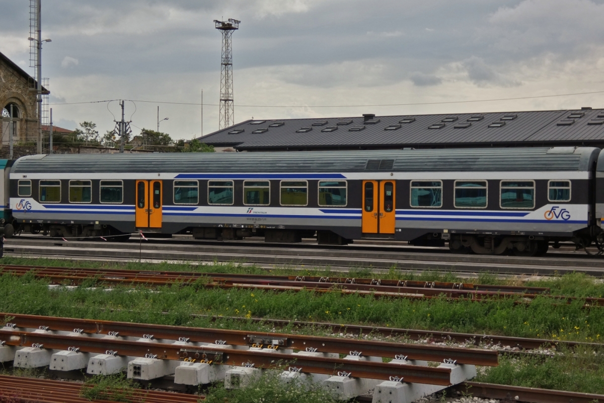 Als Fahrradwagen umgebauter Personenwagen steht in der Abstellung von Triest. 05.05.2025