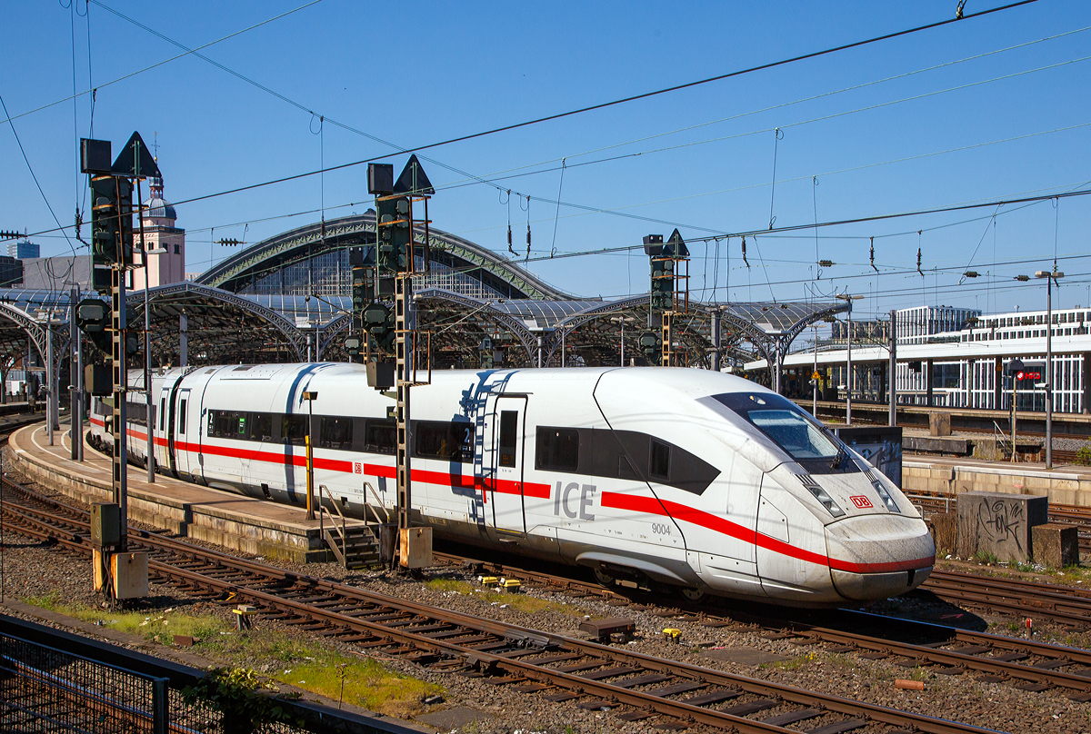 
Als ICE 610 von München Hbf nach Dortmund Hbf, verlässt der zwölfteilige (Konfiguration K3s) ICE4 Triebzug (Tz) 9004 (93 80 5812 004-0 D-DB ff.) am 21.04.2019 den Hauptbahnhof Köln.

Der 12-teilige ICE 4 verfügt über zwei End-( Steuer-), einen Service-, einen Restaurant- und acht Reisewagen. Der Servicewagen ist ausgestattet mit einem Kleinkindabteil, einem Familien- und Rollstuhlbereich sowie Diensträumen für das Bordpersonal. Sechs der Mittelwagen (BR 412), sogenannte Powercars, sind angetrieben (1,65 MW Leistung). Die antrieblosen End- und Mittelwagen werden als BR 812 geführt.
