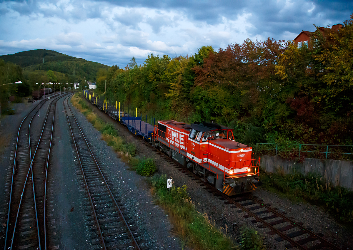 
Als ich am 29.09.2016 sp�t auf dem Nachhauseweg war, sah ich dass das Einfahrtssignal in Herdorf auf Hp2 stand, so konnte ich um 19:25 Uhr diese Aufnahme von der Br�ck Wolfsweg machen....
Die WLE 53  Kreis Soest  (92 80 1275 505-6 D-WLE) der Westf�lische Landes-Eisenbahn GmbH in Lippstadt (eine MaK G 1206) kommt mit einem leeren G�terzug (Schwerlastwagen) von Burbach-Holzhausen �ber die Hellertalbahn (KBS 462) und f�hrt durch Herdorf in Richtung Betzdorf (Sieg).

