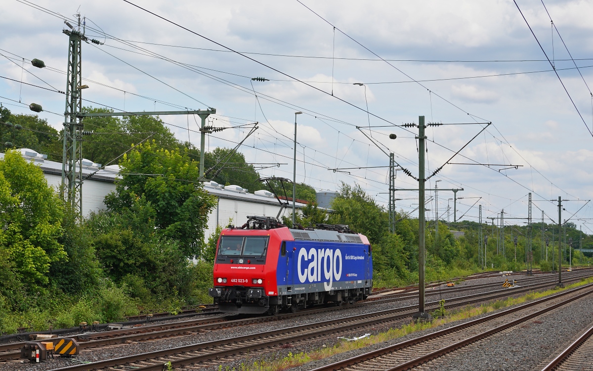 Als Lz ist die SBB Cargo-482 023-9 am 13.06.2024 in Düsseldorf-Eller unterwegs
