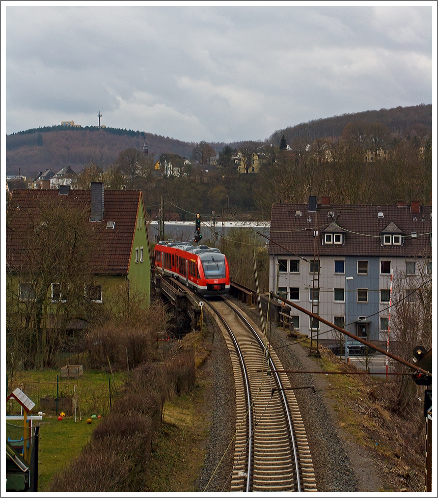 Als Nachschuss - 
Der Dieseltriebwagen 648 206 / 706 ein Alstom Coradia LINT 41 der DreiLänderBahn  als RB 95 (Dillenburg-Siegen-Au/Sieg) erreicht gleich (15.03.2014) den Hbf Siegen, er hatte gerade den eingleisigen Girsberg-Tunnel (732 m lang) verlassen. 
