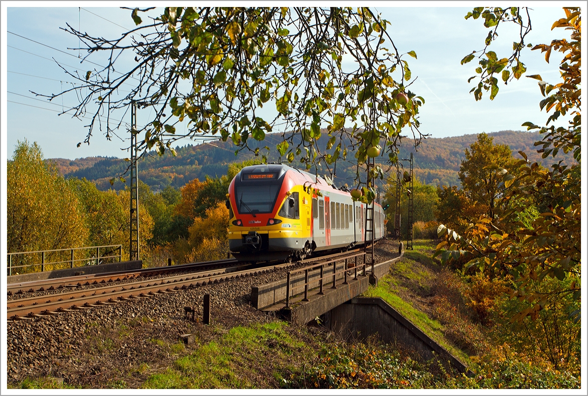 Als Nachschu�....
Der 5-teilige Stadler Flirt 429 046 / 546 der HLB Bahn (Hessischen Landesbahn)  als RE99 / RE 40 Siegen - Gie�en - Frankfurt Hbf (Umlauf HLB24967), hier am 22.10.2013 kurz vor Haiger auf der Dillstrecke (KBS 445 bei km 127,6) weiter in Richtung Gie�en.

Die Linie verkehrt in NRW als RE 99 und im Gebiet des Rhein-Main-Verkehrsverbundes in Hessen als RE 40. Von Siegen f�hrt der Regional-Express �ber die Dillstrecke (KBS 445) bis Gie�en, von dort f�hrt dann (nach Fahrtrichtungswechsel) �ber die Main-Weser-Bahn weiter nach Frankfurt (Main) Hauptbahnhof.
