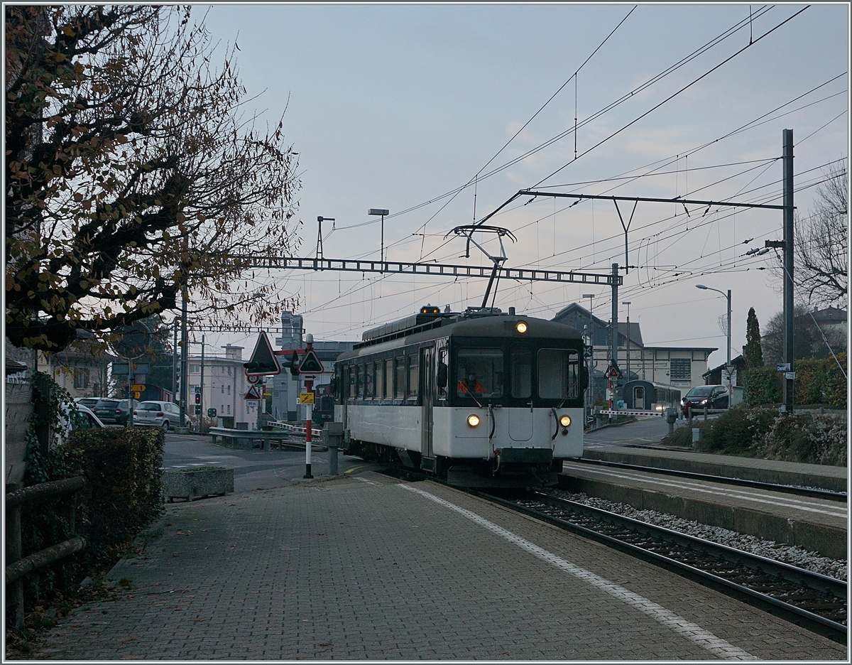 Als Rangierfahrzeug von der asm übernommen, setzte die MOB die ex Biperlisi überraschenderweise auch hin und wieder im Reisezugverkehr ein, insbesondere auf der Strecke Montreux - Chernex bei den Werktäglichen Taktverdichtungen und in letzter Zeit auch im Simmental von Zweisimmen nach der Lenk. 
Mit dem neue Fahrplankonzept scheint dies zumindest auf der Strecke Montreux-Chernex vorbei zu sein, 
Im Bild einer der letzten Einsätze als Regionalzug des Be 4/4 1006 bei der Ankunft in Chernex. 

25.3 November 2020