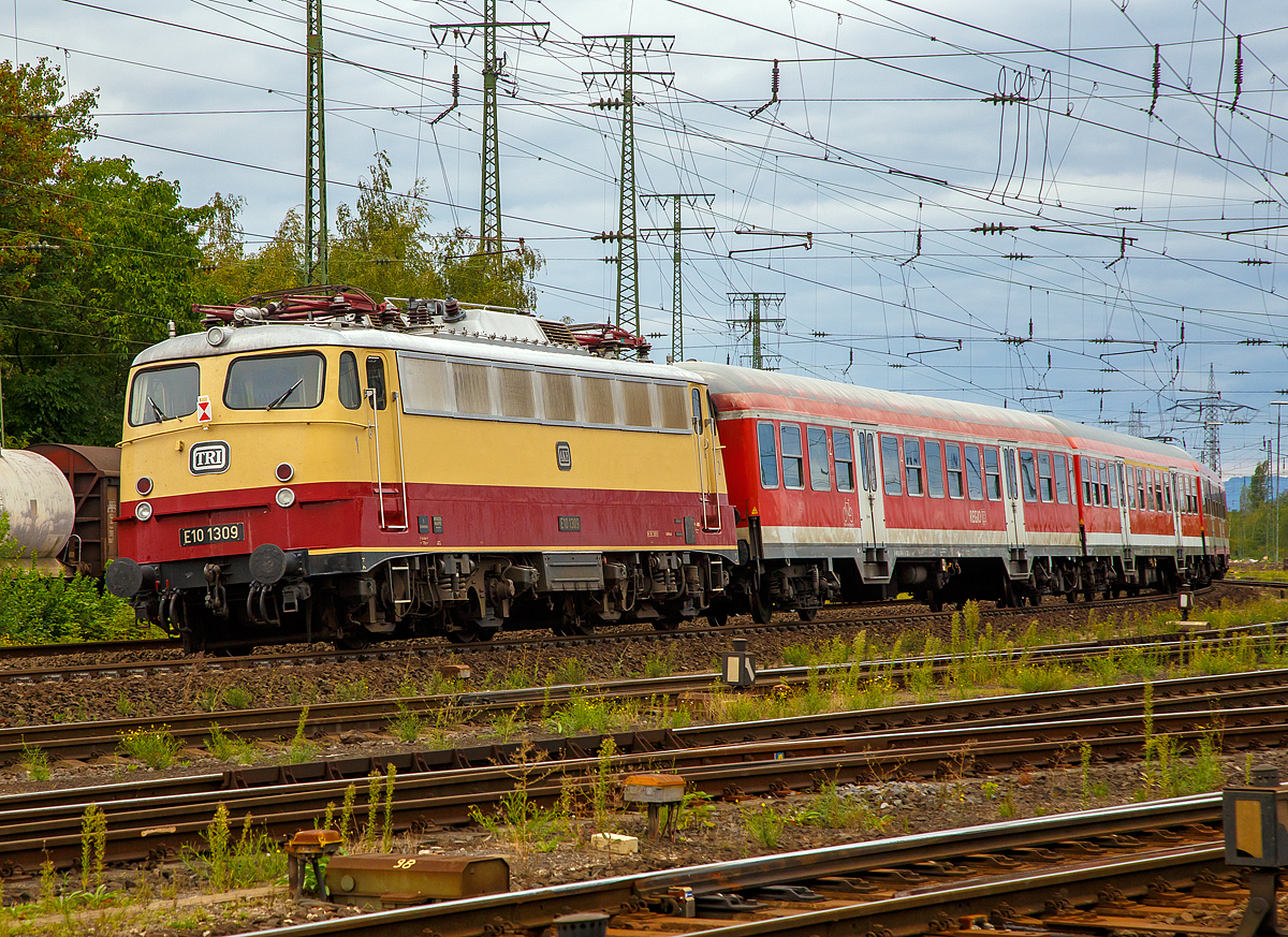 
Als Schlußläufer an einem TRI Personenzug am 04.09.2020 durch Koblenz-Lützel in Richtung Köln, die AKE / TRI E10 1309 (91 80 6113 309-9 D-TRAIN) der Train Rental International GmbH.

Die Lok, eine sogenannte „Bügelfalten“ E10.12 mit Henschel-Schnellfahrdrehgestellen für dem TEE Rheingold bzw. TEE Rheinpfeil, wurde 1963 von Krauss-Maffei in München-Allach unter der Fabriknummer 19014 gebaut (der elektrische Teil ist von Siemens) und an die Deutschen Bundesbahn als E10 1309 in kobaldblau/beige geliefert. Mit der Einführung des EDV-gerechte Nummernsystems erfolgte zum 01.01.1968 die Umzeichnung in DB 112 309-0. Nach der deutschen Wiedervereinigung und dem darauffolgenden Vereinigung der beiden deutschen Staatsbahnen (DB und DR) wurde sie zum 01.01.1991 in DB 113 309-9 umgezeichnet und fuhr so bis zur Ausmusterung und Verkauf im Jahr 2014.