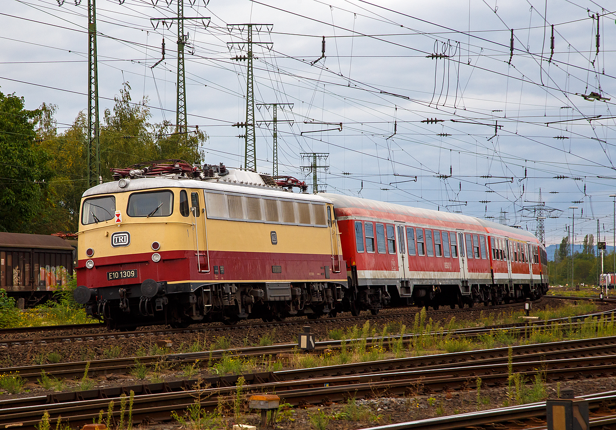 
Als Schlußläufer an einem TRI Personenzug am 04.09.2020 durch Koblenz-Lützel in Richtung Köln, die AKE / TRI E10 1309 (91 80 6113 309-9 D-TRAIN) der Train Rental International GmbH.

Die Lok, eine sogenannte „Bügelfalten“ E10.12 mit Henschel-Schnellfahrdrehgestellen für dem TEE Rheingold bzw. TEE Rheinpfeil, wurde 1963 von Krauss-Maffei in München-Allach unter der Fabriknummer 19014 gebaut (der elektrische Teil ist von Siemens) und an die Deutschen Bundesbahn als E10 1309 in kobaldblau/beige geliefert. Mit der Einführung des EDV-gerechte Nummernsystems erfolgte zum 01.01.1968 die Umzeichnung in DB 112 309-0. Nach der deutschen Wiedervereinigung und dem darauffolgenden Vereinigung der beiden deutschen Staatsbahnen (DB und DR) wurde sie zum 01.01.1991 in DB 113 309-9 umgezeichnet und fuhr so bis zur Ausmusterung und Verkauf im Jahr 2014.