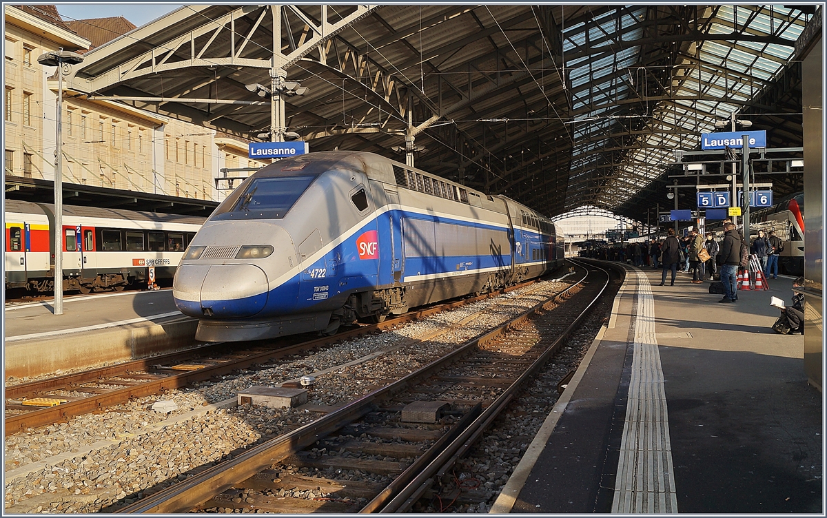 Als TGV Lyria Zugspaar 9773/9778 von Paris nach Lausanne (via Genève) und Zurück unterwegs, wartet der TGV 4722 mit den Triebköpfen 310043 und 44 in Lausanne auf die baldige Abfahrt Richtung Genève.

26. Feb. 2019 