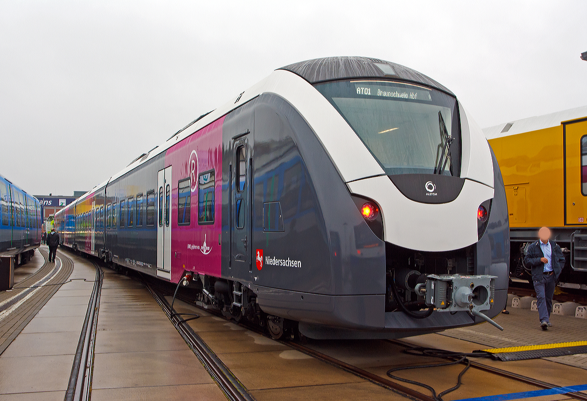 
Alstom Transport Deutschland, vormals Alstom LHB (Salzgitter), präsentierte auf der Inno Trans 2014 in Berlin (hier am 26.09.2014) den neuen Alstom CORADIA Continental (BR 1440) für den Zweckverband Großraum Braunschweig (ZGB) für das Elektro-Netz Niedersachsen Ost (ENNO). Zudem fand die Fahrzeugübergabe des ersten ENNO-Triebzuges von Alstom an den ZGB statt.

Die Triebzüge Alstom Coradia Continental gehören zur Fahrzeugfamilie modularer, niederfluriger elektrischer Nahverkehrs-Gliedertriebzüge Alstom Coradia. Der Coradia Continental der ersten Generation (BR 440) wird umgangssprachlich „Mopsgesicht“ genannt, dies kann man bei den neuen wohl nicht mehr sagen. 

Die Züge der Fahrzeugfamilie werden aus einem Baukasten standardisierter Einzelfahrzeuge gebildet, die ihre technische Ausrüstung mit Ausnahme der Fahrmotoren auf dem Dach tragen. Die Endwagen tragen jeweils einen Haupttransformator, einen Antriebsumrichter und einen Nebenbetriebeumrichter. Die Mittelwagen tragen die weiteren Ausrüstungen Stromabnehmer, Kompressor und Batteriekasten. Mittig auf jedem Fahrzeug ist das Klimagerät für den Fahrgastraum angeordnet. Die ENNO-Triebzüge für den ZGB sind vierteilig ausgeführt (BR 1440.1 – 1441.1 – 1441.6 – 1440.6), sie haben konventionelle Enddrehgestelle und Jakobs-Drehgestelle zwischen den Mittelwagen.

Die Fahrzeuge der Baureihe 1440 (S-Bahn Rhein-Ruhr, Zweckverband Großraum Braunschweig und Verkehrsverbund Mittelsachsen) erhalten einen modifizierten Kopf nach Norm EN 15227, zudem sind diese mit Crashverzehrelementen ausgeführt. Für die dreiteiligen Garnituren für die S-Bahn Rhein-Ruhr (DB Regio NRW) wurde am 30.09.2014 die Zulassung durch das Eisenbahnbundesamt erteilt.

Alstom fertigt insgesamt 20 elektrische Triebzüge für die Regionalbahnfahrzeuge Großraum Braunschweig GmbH (RGB), einer hundertprozentigen Tochtergesellschaft des Zweckverbandes Großraum Braunschweig GmbH (ZGB). Der Auftrag beinhaltet die Kaufoption für bis zu 13 weitere Züge und hat einen Wert von mehr als 100 Millionen Euro. Ab Dezember 2015 wird Metronom mit diesen Fahrzeugen den Betrieb des Elektronetzes Niedersachsen-Ost für zehn Jahre übernehmen.

Die Züge erreichen im Einsatz Geschwindigkeiten von bis zu 160 km/h und besitzen ein sehr gutes Beschleunigungsvermögen. Sie können je nach Fahrgastaufkommen auch in Doppeltraktion betrieben werden. Durch ein speziell für Regionalzüge modifiziertes Zugsicherungssystem können die Fahrzeuge auch auf ICE-Strecken fahren. Die vierteiligen Triebzüge sind zudem mit elektrischen Bremsen ausgestattet, die in der Lage sind, beim Bremsvorgang bis zu 30 Prozent der Energie ins Netz zurückzuspeisen.

TECHNISCHE DATEN:
Spurweite: 1.435 mm
Achsfolge: Bo‘(Bo)(2)(Bo)Bo‘ in Klammern Jakobs-Drehgestelle
Fahrzeugbegrenzung: EBO – G1 UIC 505-1 Kapitel 5.1
Länge über Kupplung: 73.300 mm
Breite: 2.920 mm
Maximale Höhe (über SO): 4.280 mm
Einstieghöhe (über SO): ca. 800 mm
Eigengewicht: ca. 144 t
Minimaler befahrbarer Gleisbogen Werkstatt/Betrieb: 100/150 m
Niederfluranteil:  ca. 89 %
Fahrgasteinstiegstüren je Seite: 4
Rollstuhlplätze: 2
Sitzplätze (davon Klappsitze):  235 (43)
Reservierungsmöglichkeit (Plätze): 1. /2. Klasse 12/62
Stehplätze bei 4 Personen pro m2 (Klappsitze frei): 210
Fahrradstellplätze: min. 6
Mehrzweckbereiche: 1 (Abstellmöglichkeiten für Rollstühle, Fahrräder und Kinderwagen etc.)
Stromsystem: 15 kV / 16,7 Hz
Höchstgeschwindigkeit: 160 km/h
Nennleistung: 2.000 kW
Zugbeeinflussungs-System: LZB / PZB 90
