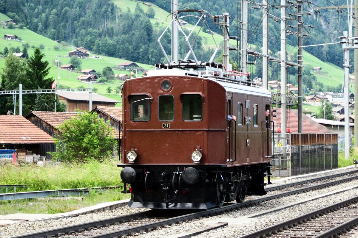 Altbauellok BLS 31 lauft am 30 Juni 2013 während das Jubiläum  100 Jahre BLS  um in Frutigen.