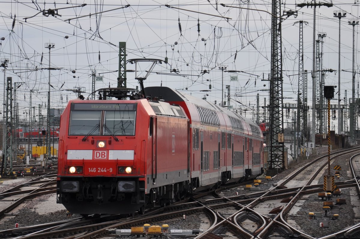 Am 02.04.2018 fuhr der noch damals lokbespannte RE54 in den Frankfurter Hauptbahnhof.
Die 146 244-9 ist jetzt nur noch in Bayern unterwegs. 