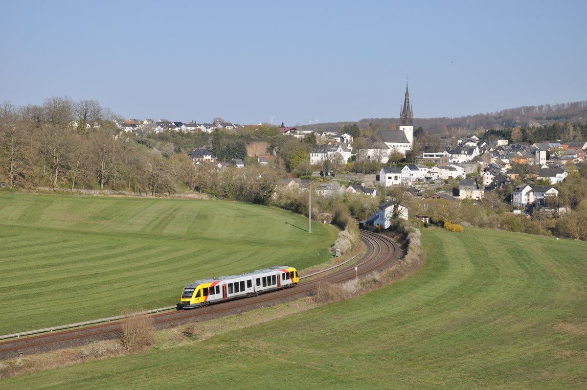 Am 06.04.2020 war VT 287 der HLB als RB45 (24830) von Fulda nach Limburg(Lahn) unterwegs und wurde dabei in Villmar vom König-Konrad-Denkmal fotografiert. 