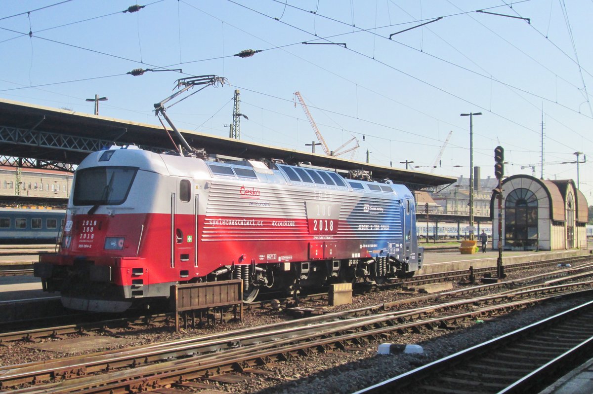 Am 10 September 2018 steht CD 380 004 als fahrender Fahne in Budapest Keleti.